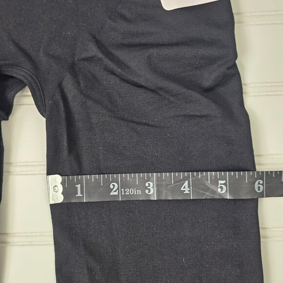 Curveez Women's Black High Waist Seamless Shaping Capri Leggings Size M NWT - Picture 15 of 16